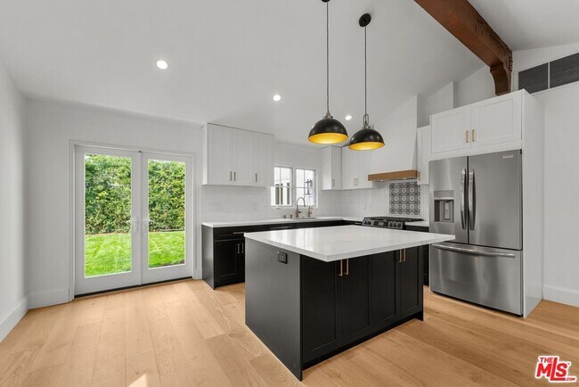 Building Photo - 9005 Rosewood Ave