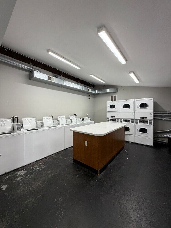 Building Photo - Spacious 1–3 Bedroom Apartments in South Louisville | Cedar Chase