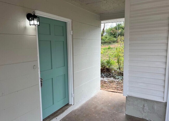 Building Photo - 2 Bed 1 Bath Home