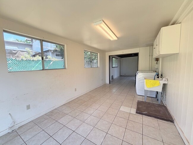 Building Photo - 3 Bedroom 1.5 Bathroom Single Family House Makakilo Home with Yard & Cool Breezes!
