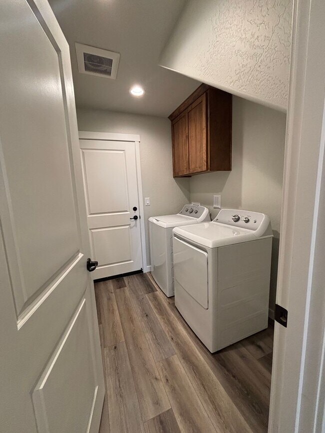 Building Photo - 6920-2t - 4738-4740 Gebhard