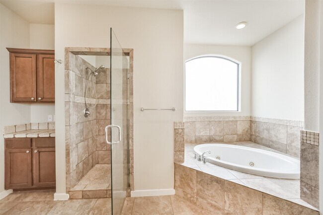 Building Photo - 11025 Robin Hood Ct