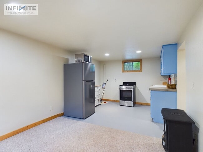 Building Photo - Cozy Apartment Downtown