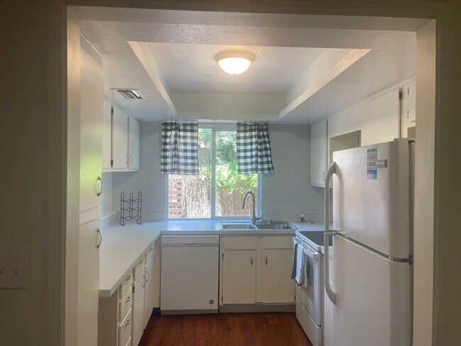 Building Photo - 3 Bed 2.5 Bath Pet-Friendly Retreat by The...