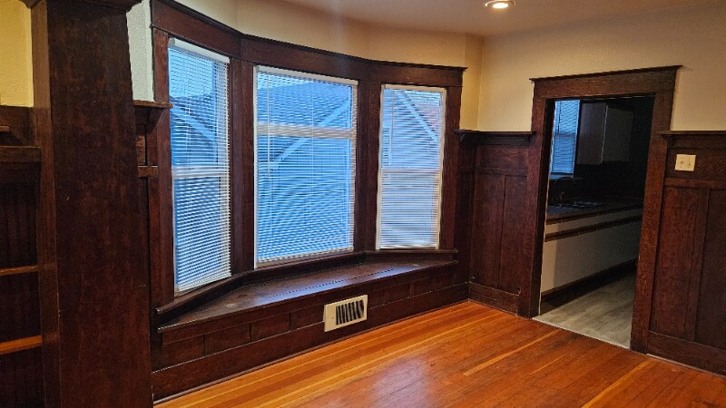 Building Photo - 805 S Ainsworth Ave