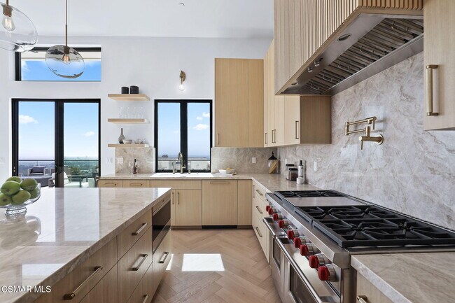Building Photo - 697 Via Cielito