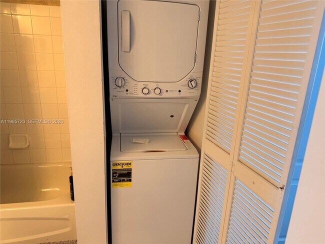 Building Photo - 1200 Brickell Bay Dr