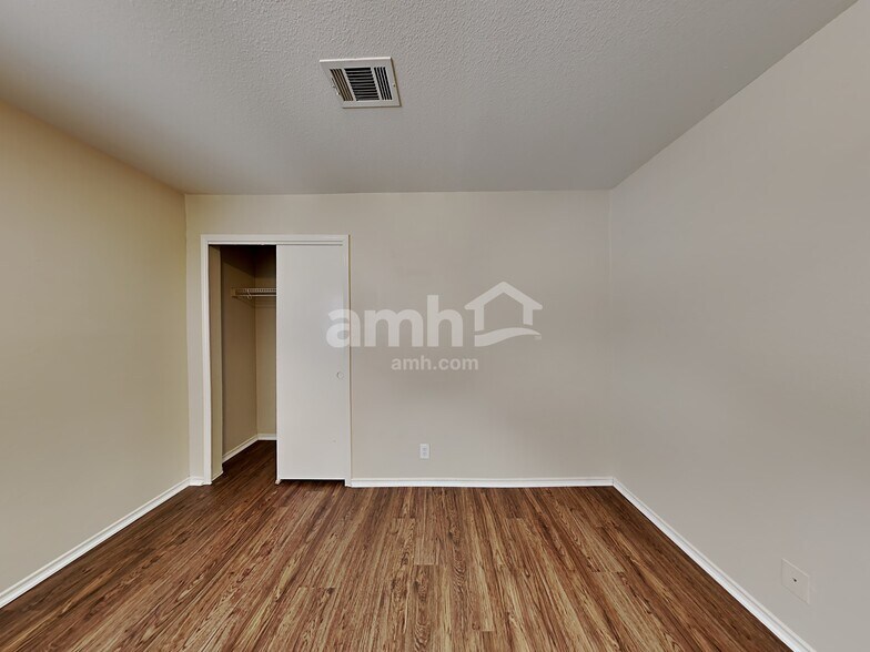 Building Photo - 1419 Diamond Blf
