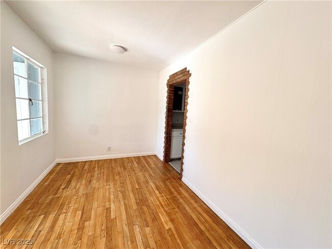 Building Photo - 1425 Bracken Ave