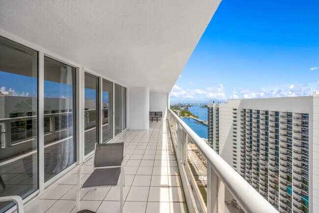 Building Photo - 1717 N Bayshore Dr