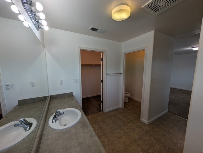 Building Photo - 3200 S Jensen Ct