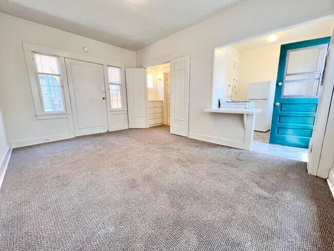 Interior Photo - 318 Temple Ave