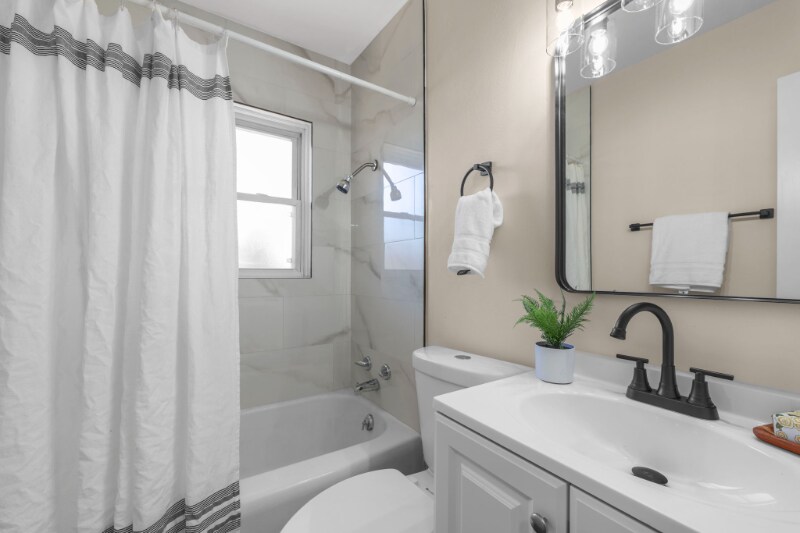 Building Photo - 1210 Gahan Dr