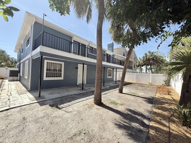 Building Photo - 867 Mandalay Ave