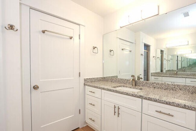 Building Photo - Luxury Townhouse in Sherrills Ford