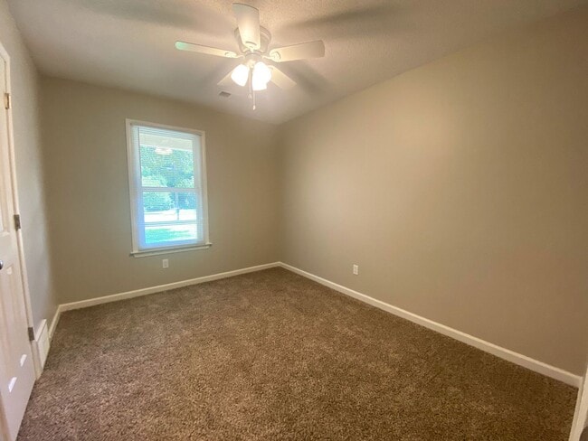 Building Photo - 4 bed, 2 bath spacious home on large lot i...