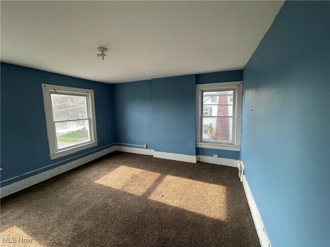 Building Photo - 301 Roslyn Ave NW
