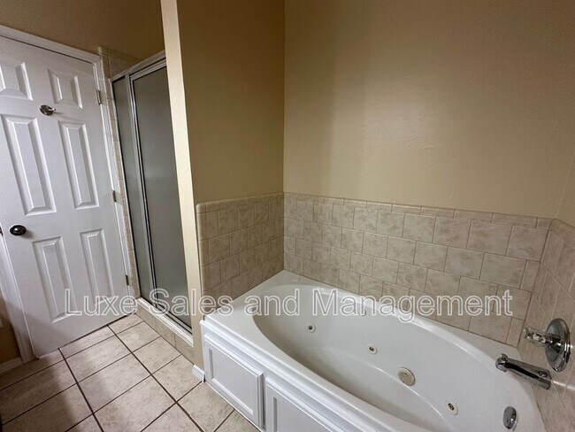 Building Photo - 706 Rockridge Cir