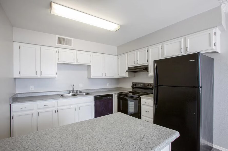 2 Bed 1 Bath - 895 sqft - Kitchen - Heights at Tramway