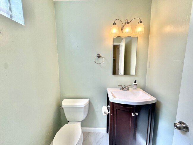 Building Photo - Huge Oak Park Home! 4bd/2.5ba house with incredible yard w/ VIEWS + spa, A/C, garage, W/D!