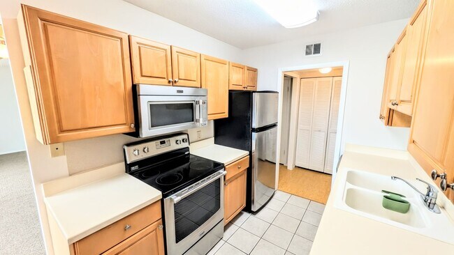 Building Photo - Annual UNfurnished Siesta Key Gulf front 2/2 condo with water views!