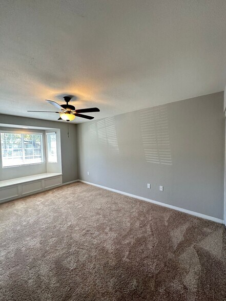 Building Photo - 9856 La Rosa Dr