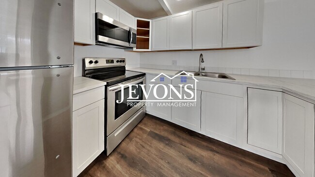 Building Photo - Cascade Village Apartments - 4815 & 4901 1...