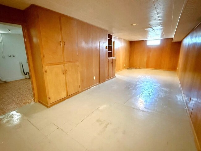 Building Photo - Roomy 3 bedroom, 2 bath with double garage