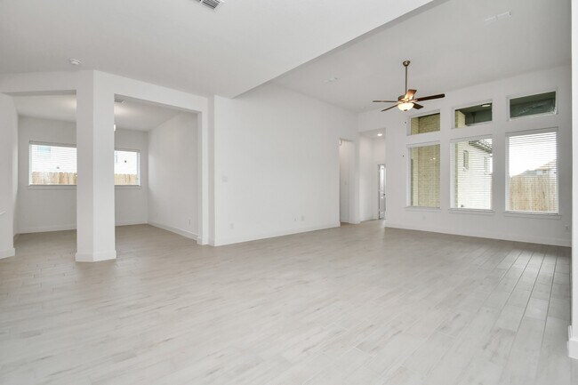 Building Photo - 211 Amaranth Wy