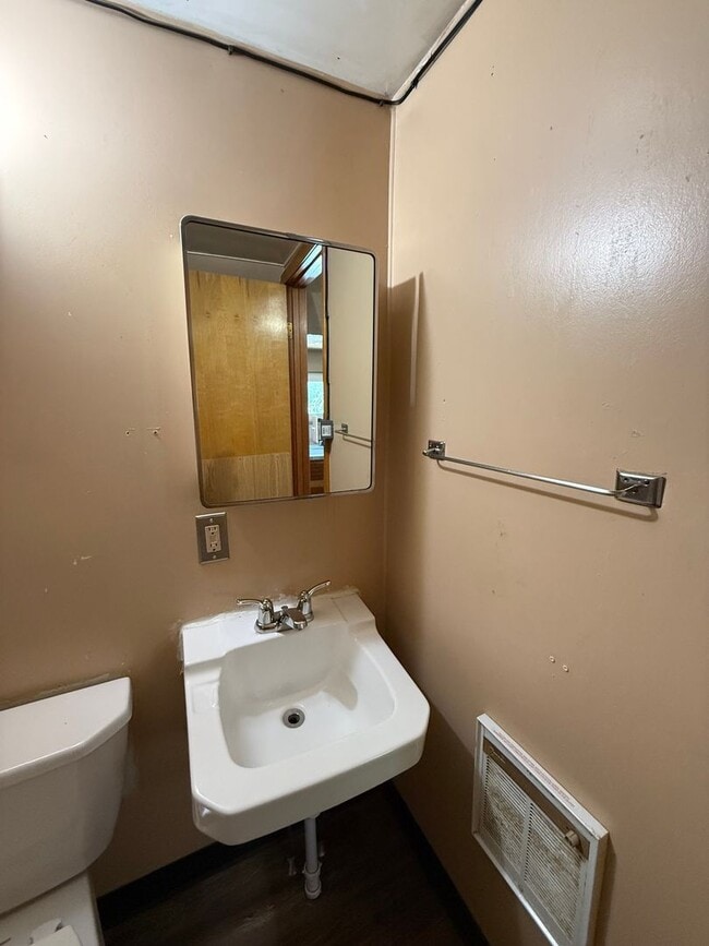 Building Photo - 721 E Kemp Ave