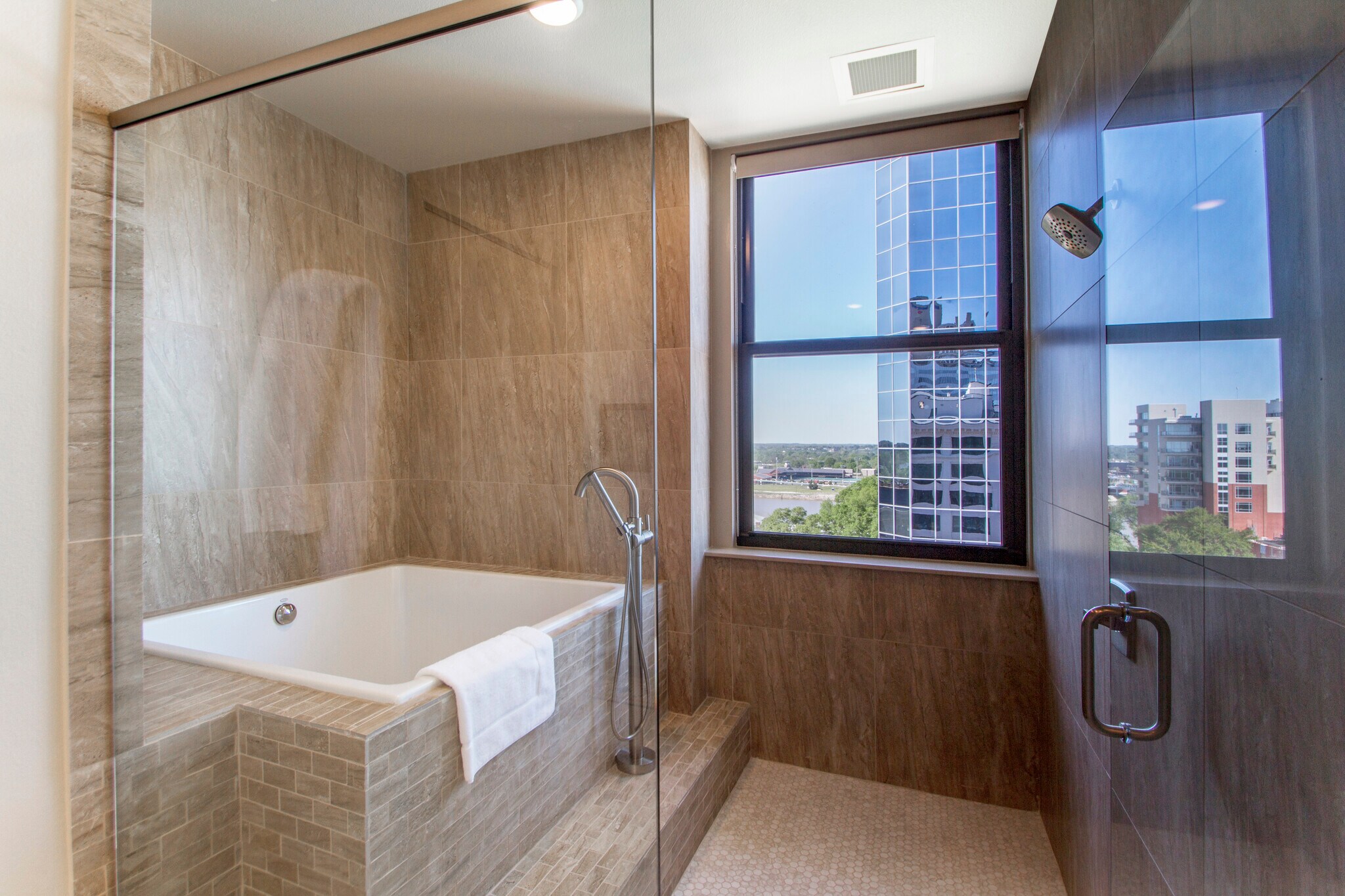 Building Photo - 221 W 2nd St