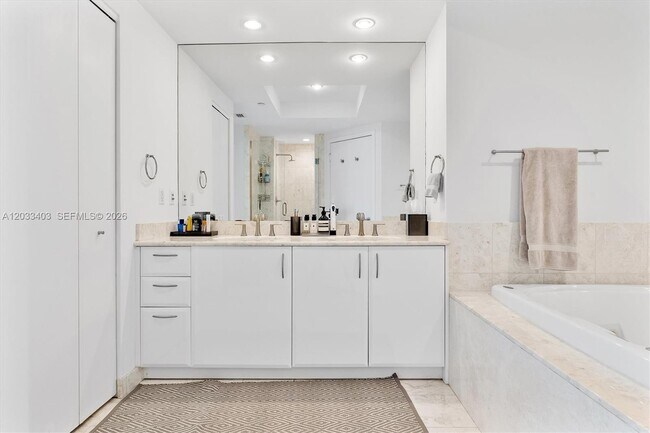 Building Photo - 1331 Brickell Bay Dr