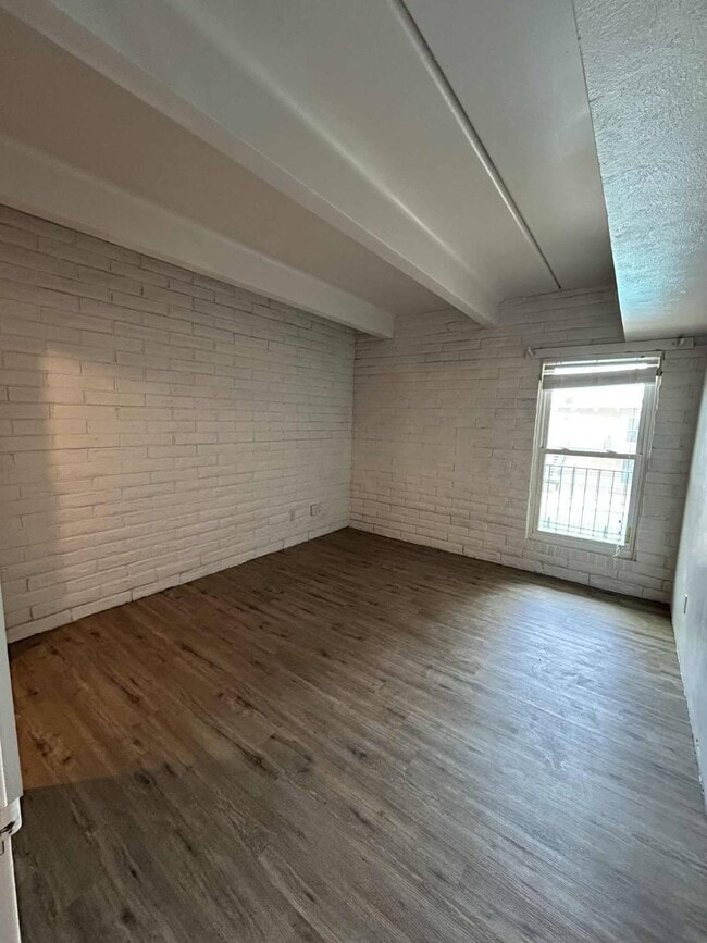 Building Photo - 500 NE 15th St