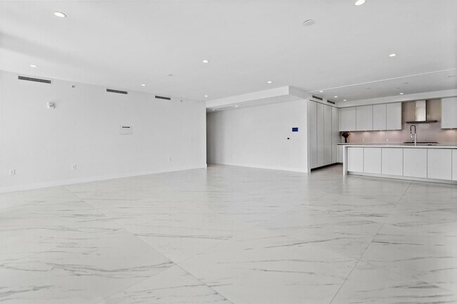 Building Photo - 495 E Royal Palm Rd
