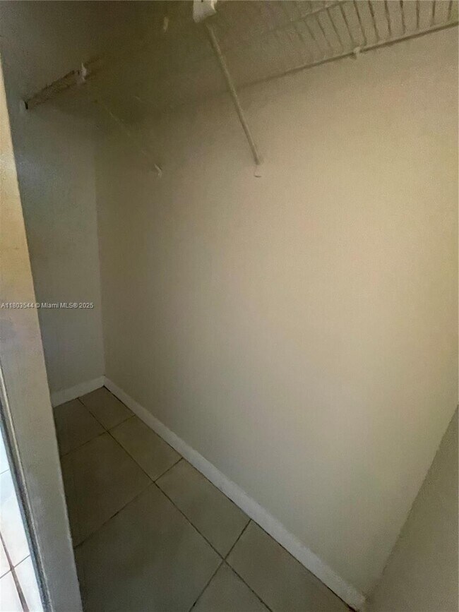 Building Photo - 210 Lakeview Dr