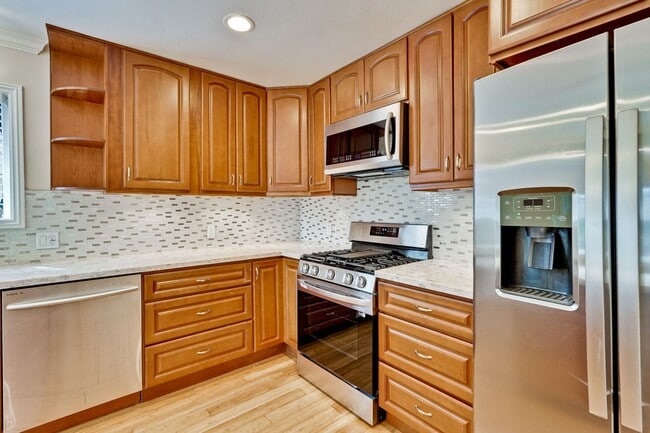 Building Photo - Updated 3 bedroom , 2 bath home in Mountai...