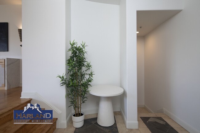 Building Photo - 760 Bonair Pl