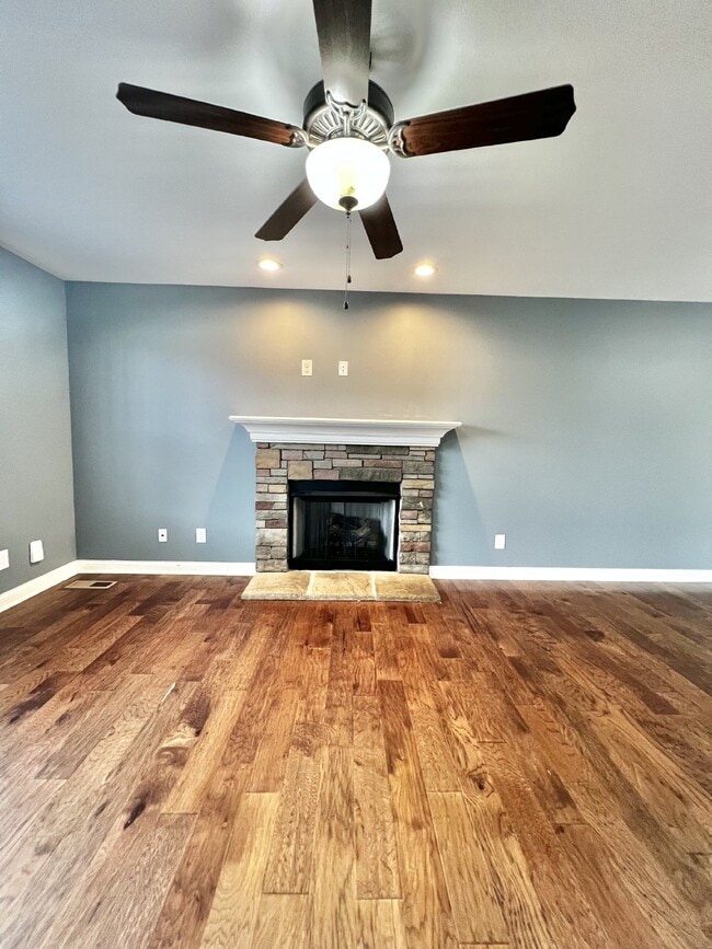 Building Photo - Charming 3BR/2.5BA Home in Clarksville! PE...