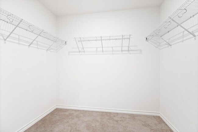 Building Photo - Charming Home Awaits: Spacious & in a Prime Location