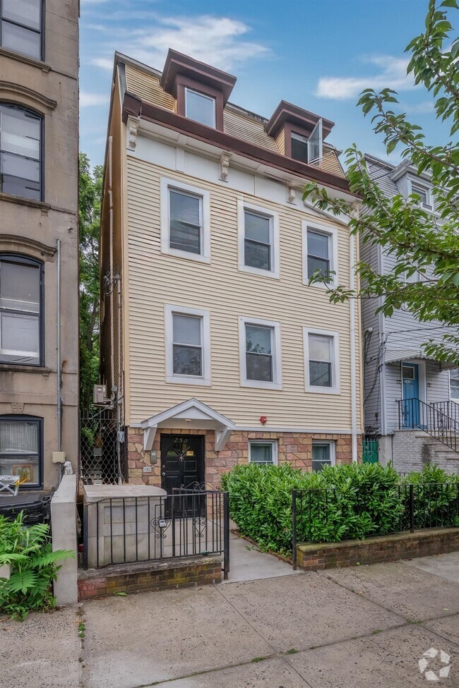 Building Photo - 250 Suydam Ave