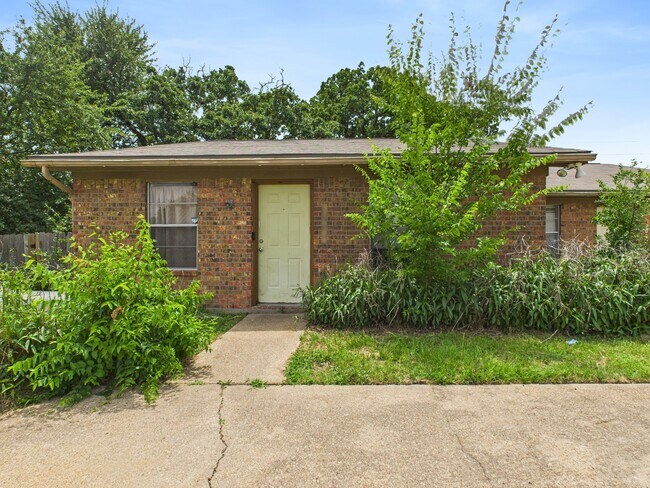 Building Photo - 3702 Forestwood Dr