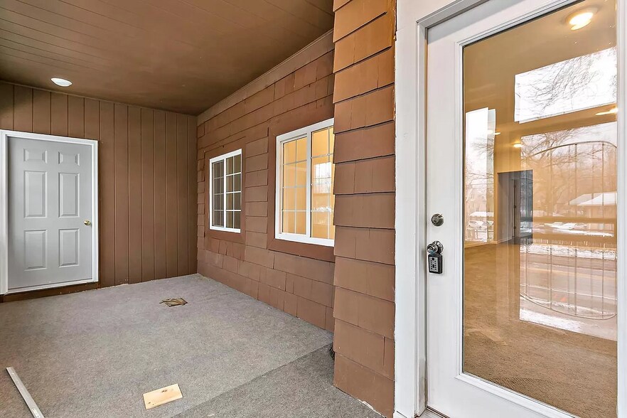 common area sunroom - 419 Broadway St NE