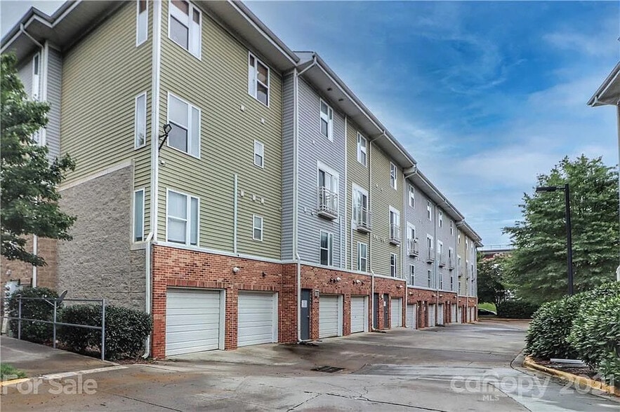 Building Photo - Room in Condo on Donatello Avenue