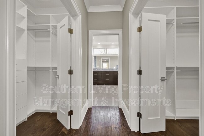 Building Photo - 2011 Sharon Ave