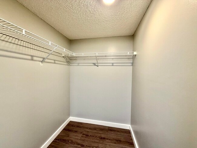 Building Photo - 1100 Crestwood Ct S