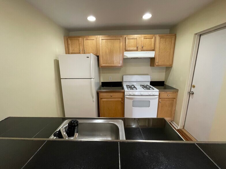 Kitchen - 5309 Wellesley Ave