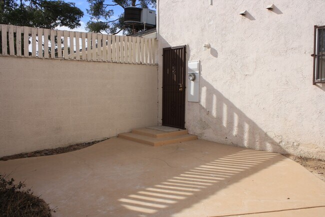 Building Photo - Superb Dual Master Townhome!