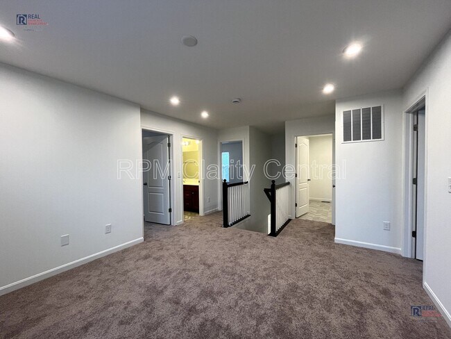 Building Photo - Beautiful home is ready for you!