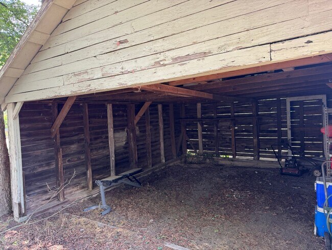 Building Photo - Cute Bungalow Near NC State Fairgrounds - ...