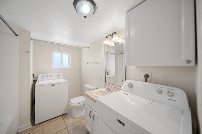 Building Photo - 562 Eastwood Dr